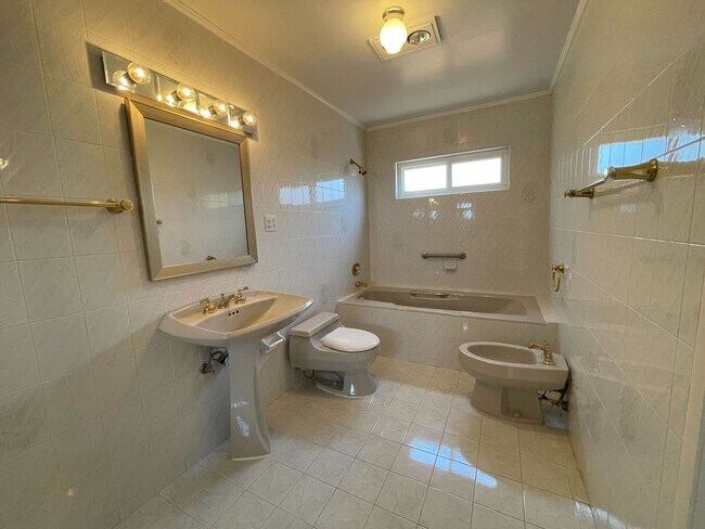 Building Photo - Charming Mission Hills 3-Bedroom Gem with ...