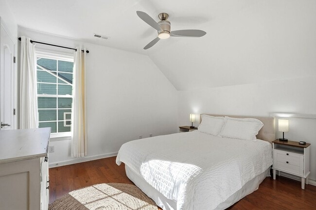 Building Photo - Stunning Furnished Home for Rent in Lochmere NC | Short-Term Lease Options Available