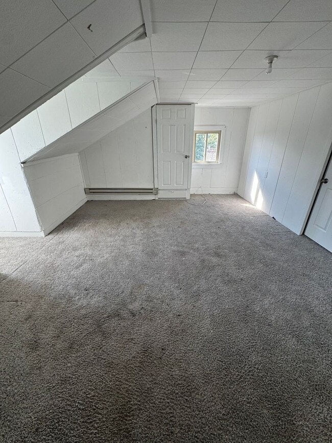 Building Photo - 4 Bedroom 1 Bathroom in Fineview!