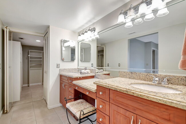 Building Photo - 6025 Parkwalk Dr