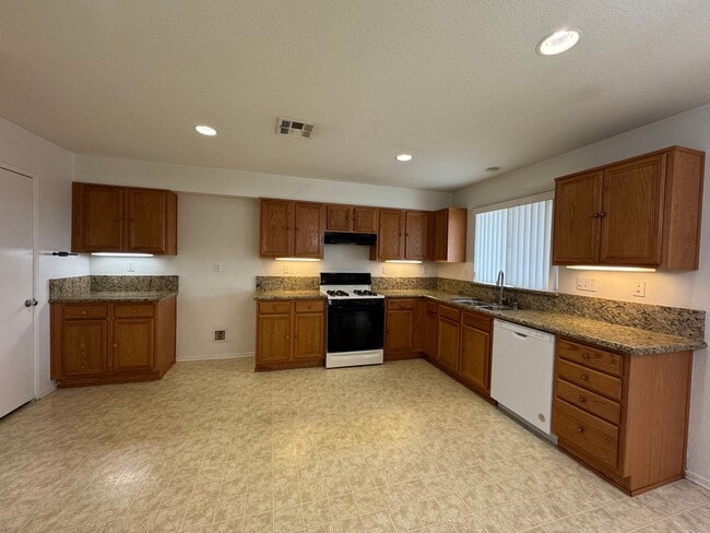 Building Photo - Spacious 3 Bedroom Home in Victorville