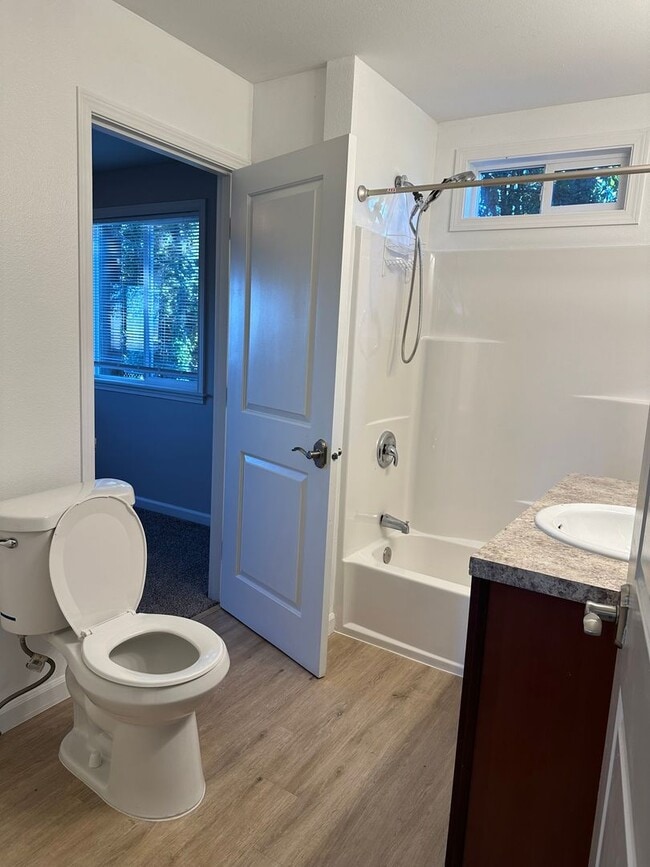 Building Photo - Updated House on 1/2 an Acre Near Spongs Landing Park! Pet Friendly!