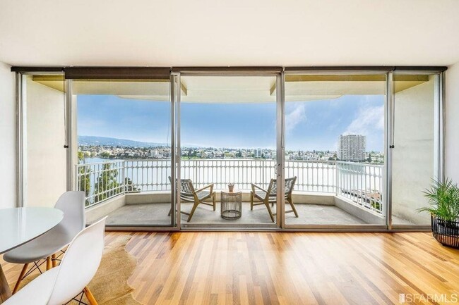 Building Photo - Two Bedroom Condo in Oakland Available Now!!