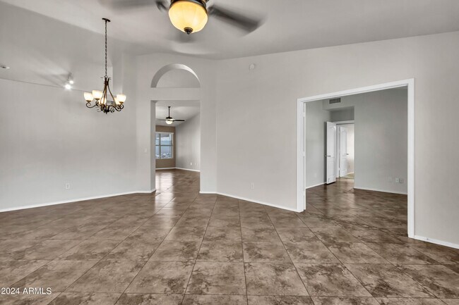 Building Photo - 1113 E Betsy Ln