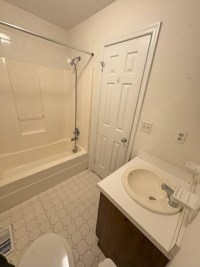 Building Photo - Charming 2 Bedroom in Churchland