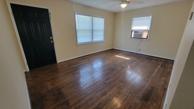 Building Photo - Cozy Two Bedroom & One Bath Home!