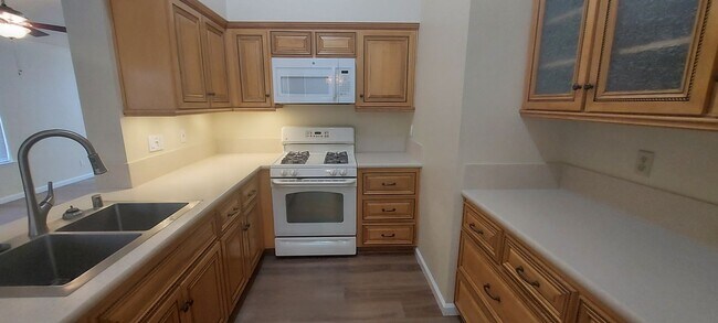 Building Photo - Antelope Single Story, - 3 bedroom, 2 bath - Separate Living Room, Family Room w/fireplace  Low M...