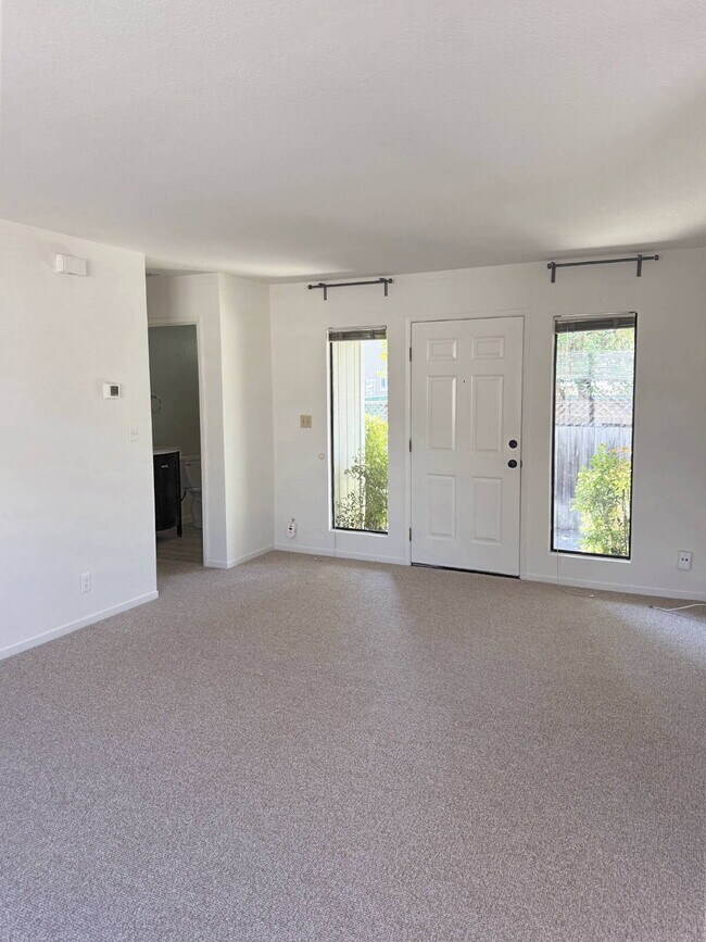 Building Photo - 2BD/2BA Single-Level Home Near Sonoma Plaza | Available Now.