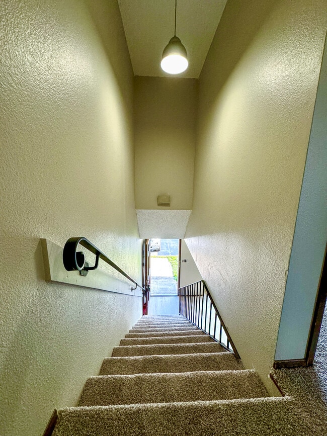 Building Photo - 9328 Holly Dr