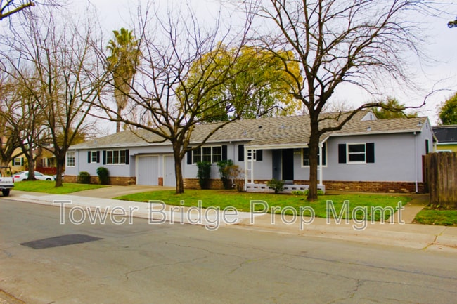 Building Photo - 215 41st St