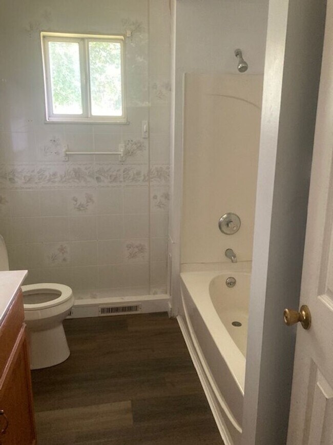Building Photo - 2 bedroom - 1 bathroom
