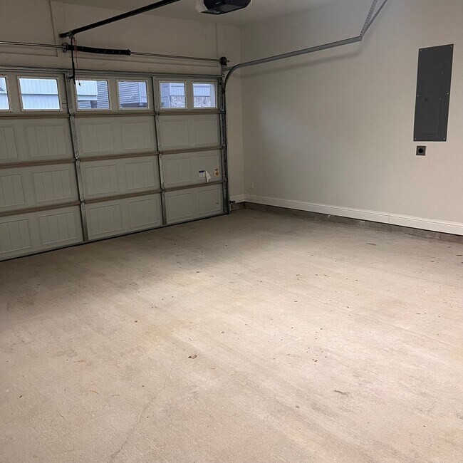 Building Photo - Beautiful 3BR / 2.5BA Townhouse Just 4 Miles from LSU!  Cottages at University Villas