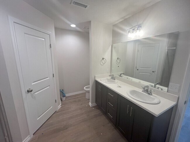 Building Photo - 1-year old, 3 Bedroom Home In Willard School District