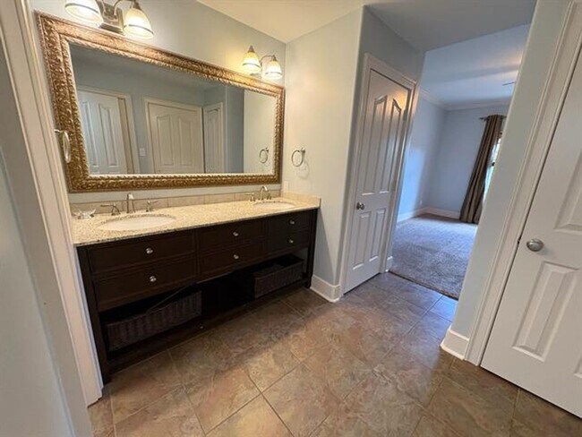 Building Photo - 1BD/1BA Condo located in The Monarch
