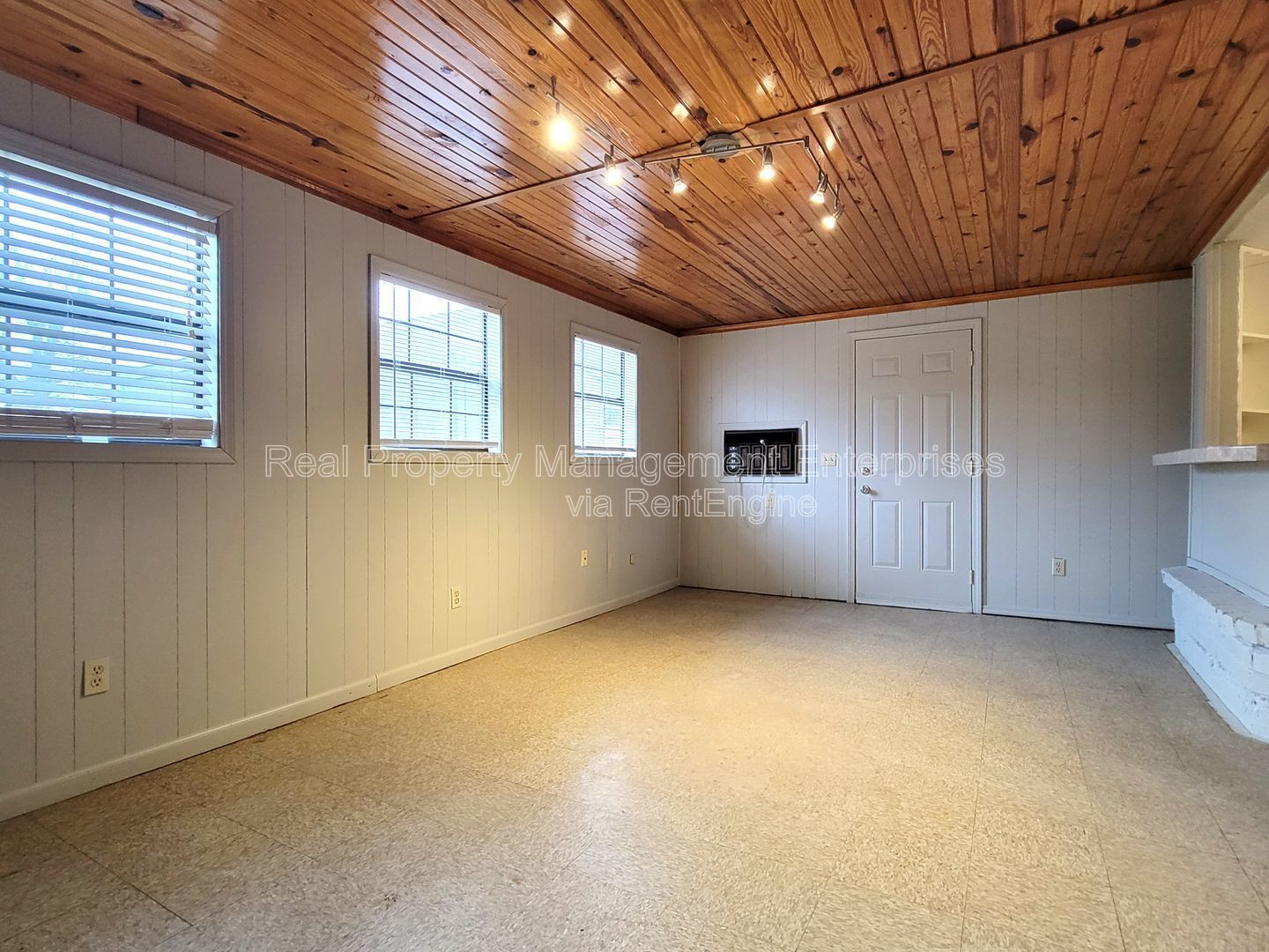 Building Photo - 740 Royal Ln