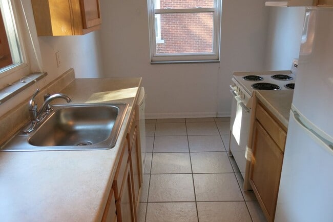 Building Photo - Charming Apartment in Highland Park Neighborhood!