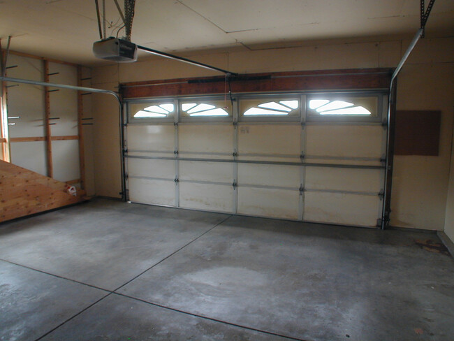 Building Photo - House For Lease