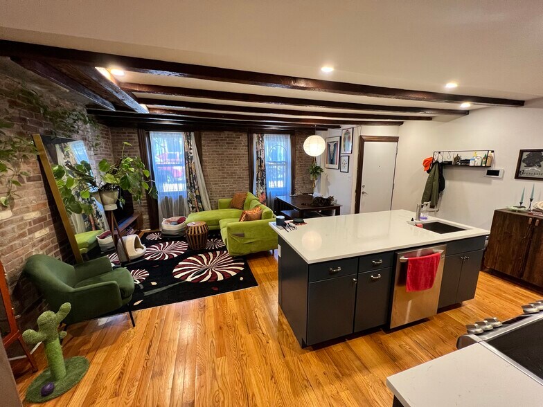Building Photo - 238 Saint James Pl