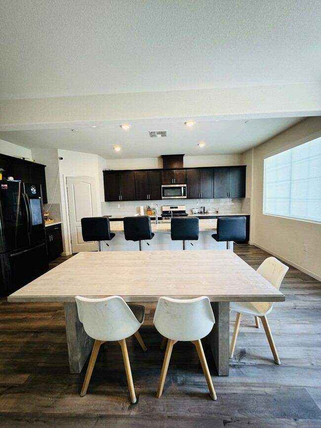 Building Photo - 3026 Kenwood Cir