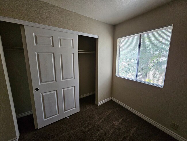 Building Photo - 2 Bedroom Condo located at Bella Vita!!