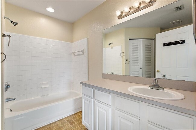 Building Photo - Terrific Bishops Court Townhouse!