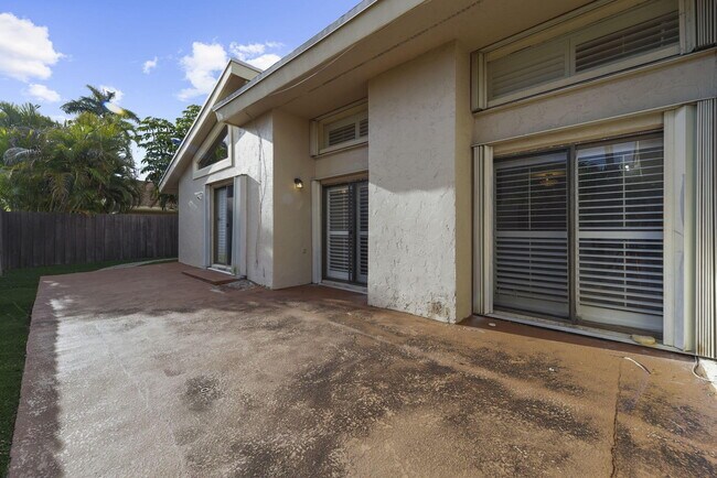 Building Photo - 7621 Sierra Terrace W