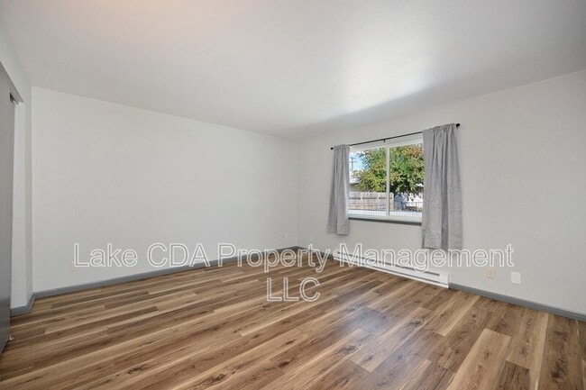 Building Photo - 1421 E Randle Ave