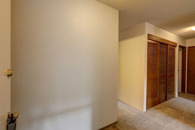 Building Photo - Top floor 2 bedroom 2 bath condo in Kirkland