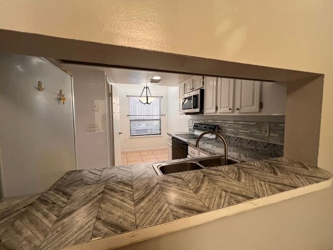 Building Photo - 5409 Pine Creek Dr