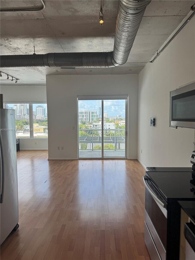 Building Photo - 10 SW South River Dr