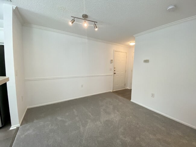 Building Photo - Spacious, One Bedroom Apartment W/ a Balcony!