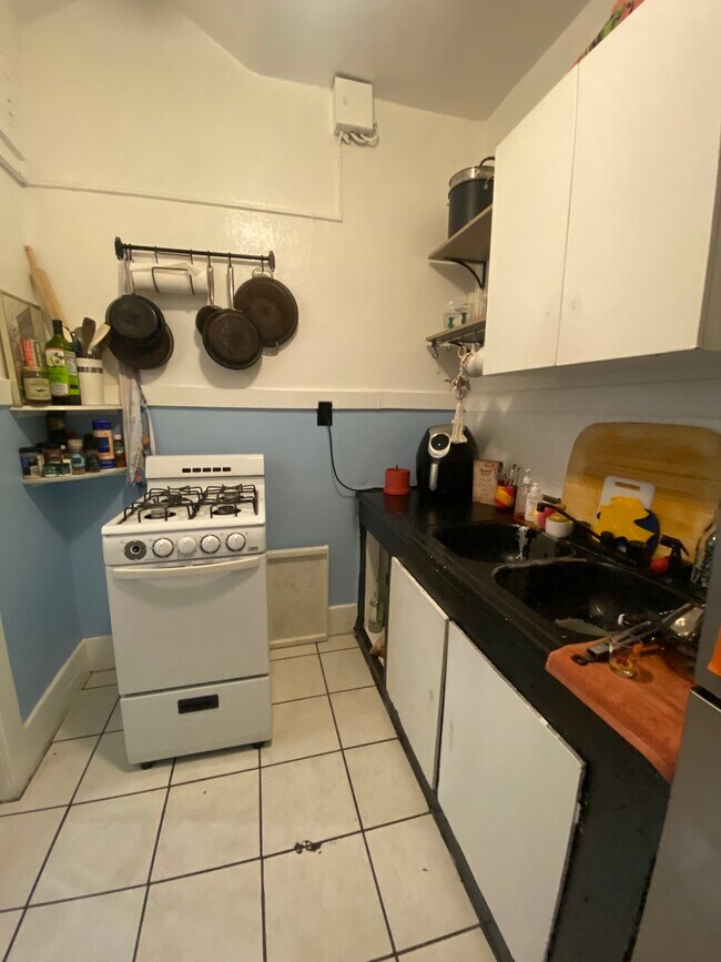 Building Photo - 939 E 4th St