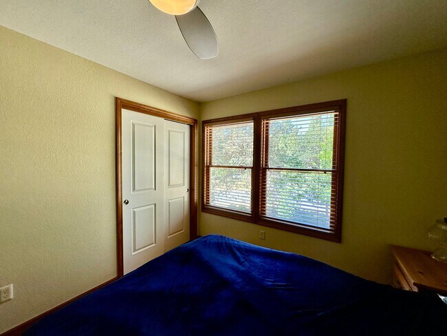 Building Photo - Stunning Running Y Ridge Home with Lake Views – Furnished or Unfurnished!