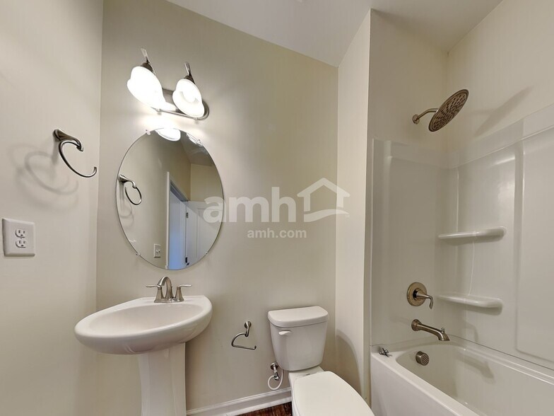 Building Photo - 553 Camp dr