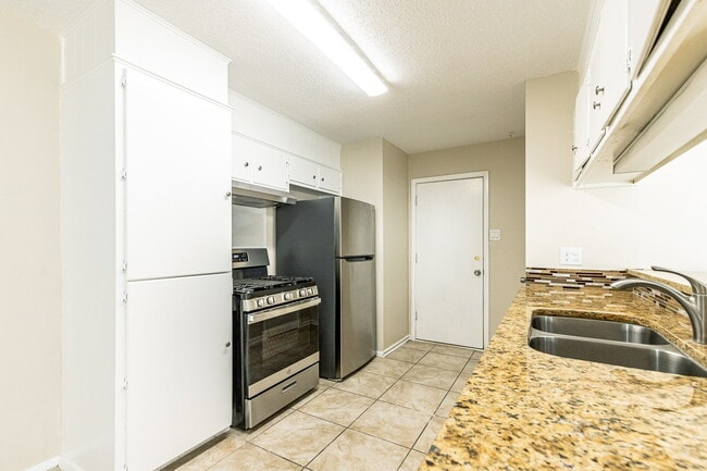 Building Photo - Three Bedroom Home in Quiet Neighborhood