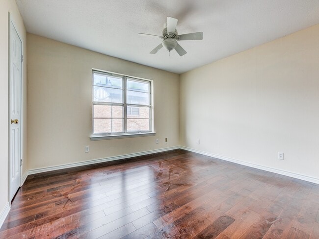 Building Photo - 5833 Sandhurst Ln