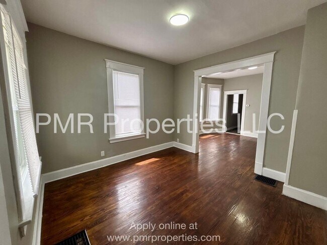 Building Photo - 2 Bedrooms / 1 Bathroom House