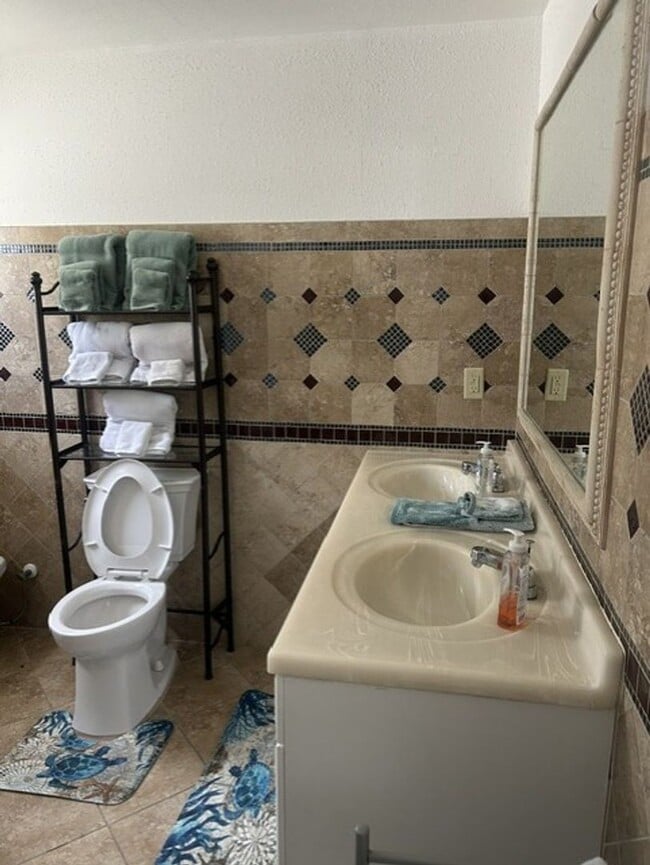 Building Photo - Fully furnished 3/2 available now!