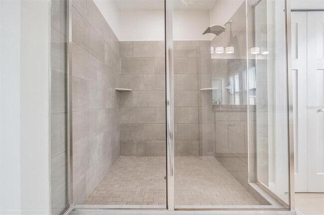 Building Photo - 845 Aurora Way