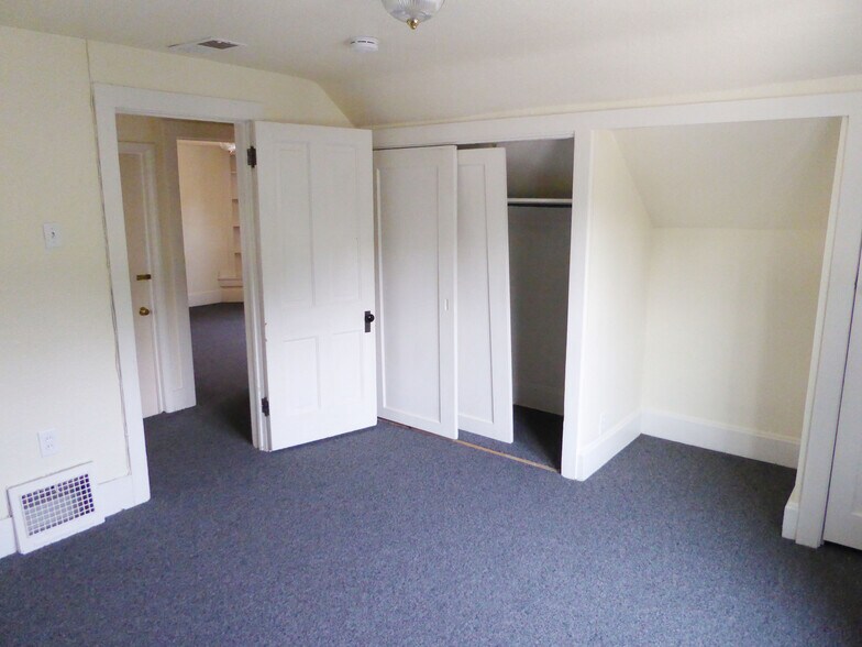 Building Photo - 327 S Sherwood St