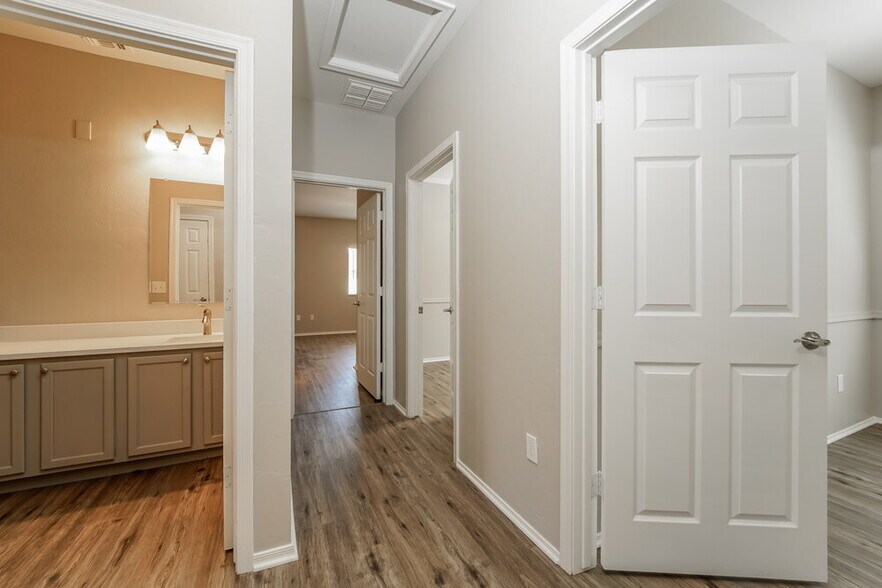 Building Photo - 8448 W Green Kingfisher Ln