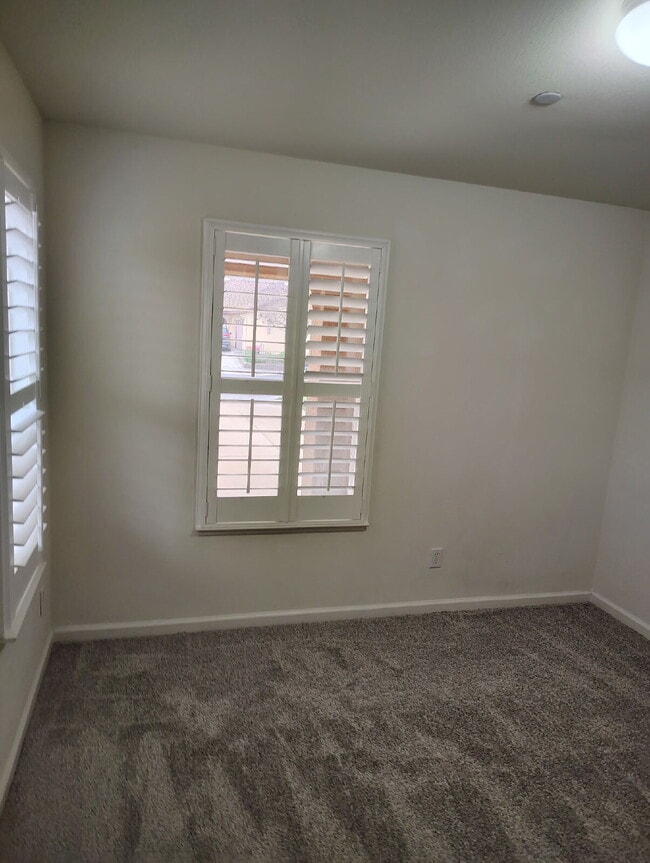 Building Photo - Bonus Office/Den, New Flooring, New Appliance, White Plantation Shutters throughout, Landscaped y...