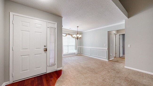 Building Photo - 4 Bedrooms, 2 Bathrooms in the Heart of Ri...