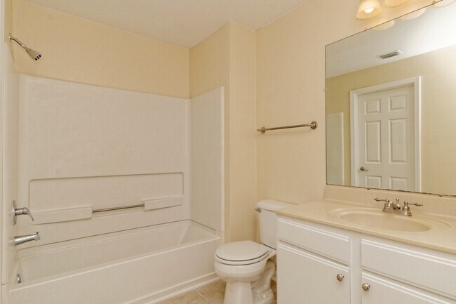 Building Photo - Amazing two bedroom 2nd Floor, Summer House Available June 19!