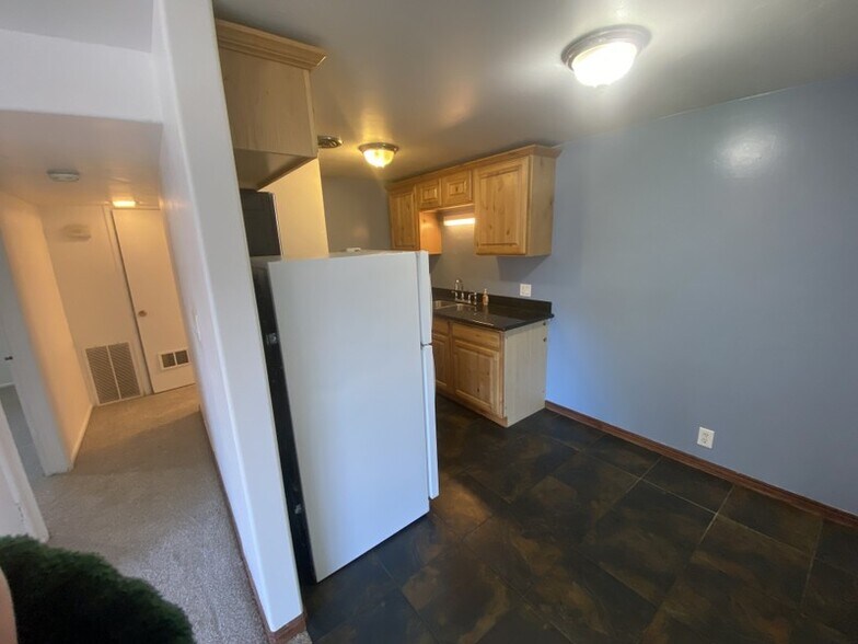 Building Photo - 560 S 1200 E