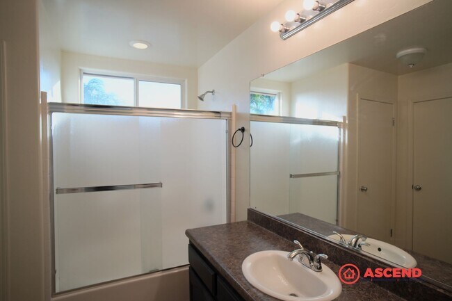 Building Photo - Stunning 2 Story Home!