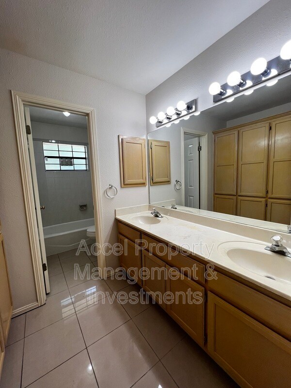 Building Photo - 1703 Sunrise
