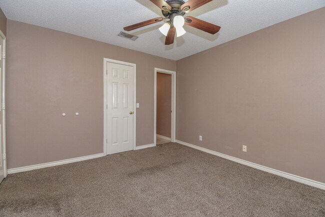 Building Photo - Nice Three Bedroom Duplex in Commerce in a...