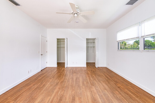 Building Photo - 121 SW 2nd Ave