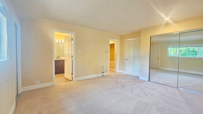 Building Photo - Mercer Island gem - 4 BD 2.5 Ba in Beautiful Mercer Island with new heat pump installed